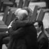 كريستوف هيوز الممثل الدائم لألمانيا لدى الأمم المتحدة يحتضن كريغ جون هوك الممثل الدائم لنيوزيلندا بعد الهجوم الإرهابي على مسجدين في كرايست تشيرتش، نيوزيلندا 15 مارس/آذار 2019.