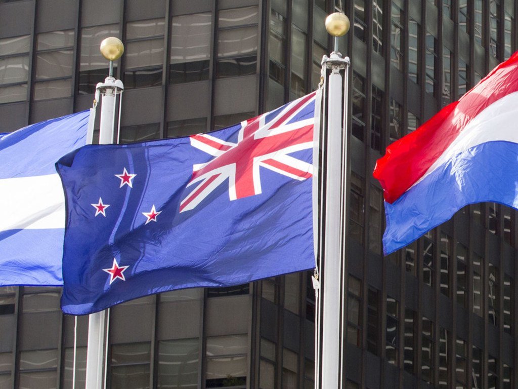 Le drapeau de la Nouvelle-Zélande (au centre) au siège des Nations Unies à New York.
