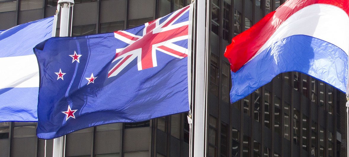 联合国纽约总部大楼前飘扬的新西兰国旗（中）。