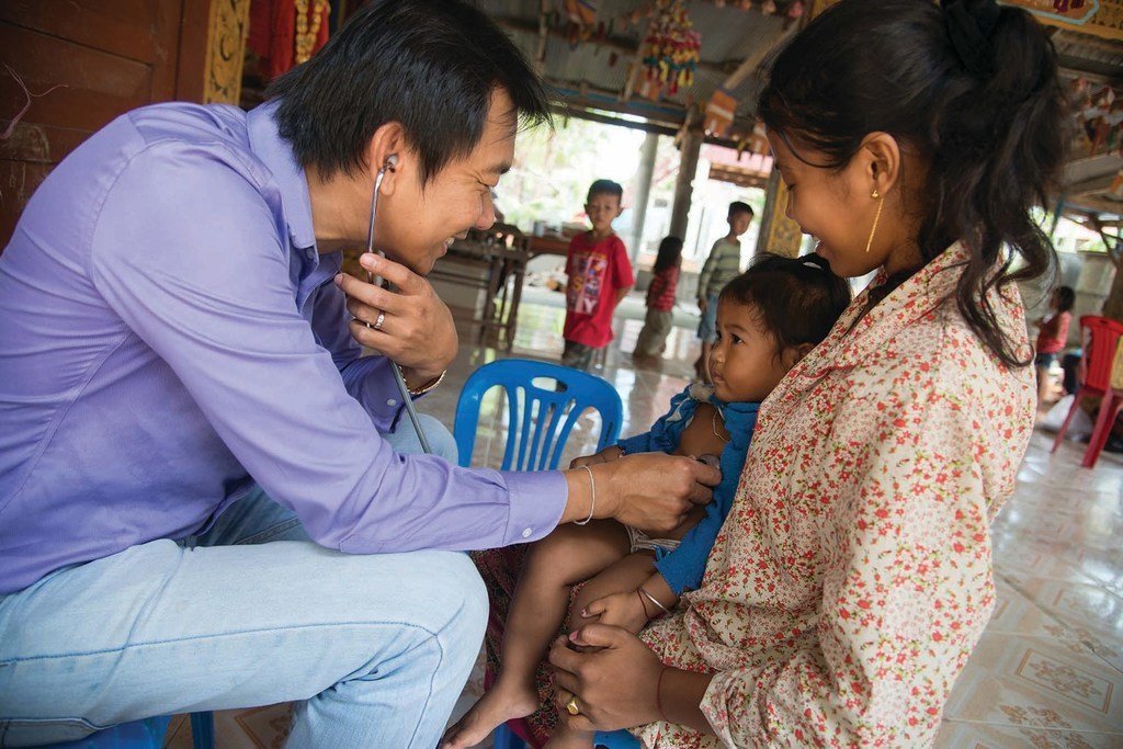 Un médecin examine un enfant au Cambodge, l’un des États membres de la coopération Sud-Sud.