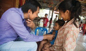 柬埔寨，一位医生正在给一名儿童做检查。