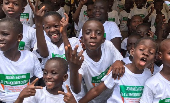 Crianças que beneficiam de alimentação escolar em Abidjan, a capital da Cote d’Ivoire.