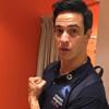 O ator brasileiro Mateus Solano posa em ambiente interno vestindo uma camisa polo escura com o logotipo da campanha Mares Limpos do Programa das ONU para o Meio Ambiente.