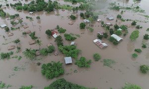O ciclone tropical Idai atingiu terra firme perto da cidade portuária da cidade da Beira, em Moçambique, que agravou as inundações destrutivas que já ocorreram no interior do Maláui e no leste do Zimbabué.