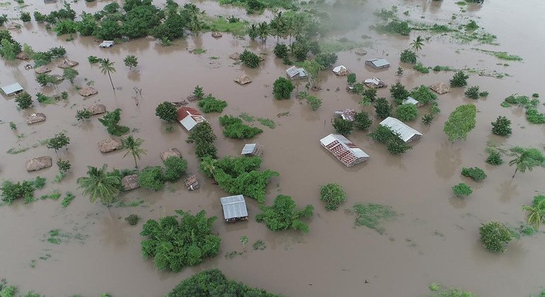 El ciclón tropical IDAI ha tocado tierra cerca de la ciudad portuaria mozambiqueña de Beira, agravando las destructivas inundaciones que ya se han producido en el sur de Malawi y el este de Zimbabwe.