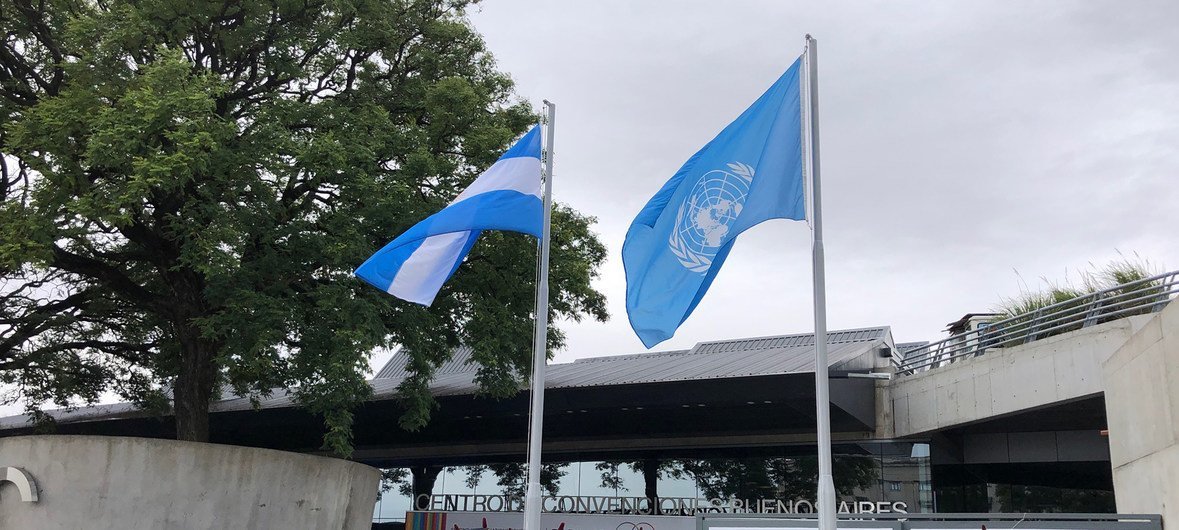 Argentina iza la bandera de las Naciones Unidas marcando el inicio de la 2da Conferencia de la ONU sobre Cooperación Sur Sur en Buenos Aires. 