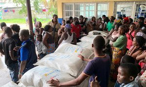 莫桑比克贝拉的食物分发。在这所学校变成庇护所后，70个家庭从世界粮食计划署获得了食物。他们中的大多数人不得不离开被热带气旋破坏的的家。