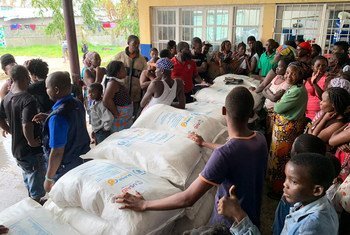 Distribution de nourriture à Beira, au Mozambique. Dans cette école transformée en refuge, 70 familles ont reçu de la nourriture du PAM. La plupart d'entre eux ont dû quitter leurs domiciles endommagés par le cyclone.
