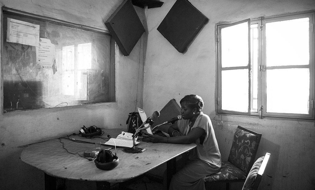 Une femme journaliste malienne dans le studio de Radio Guintan, à Bamako, la capitale du Mali