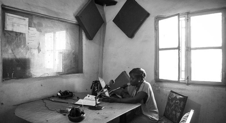 Une femme journaliste malienne dans le studio de Radio Guintan à Bamako, la capitale du Mali