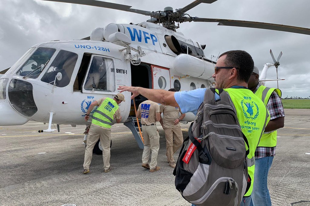 Un hélicoptère du PAM à Beira, au Mozambique, amène des gens qui ont été secourus à Bozi.