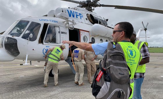 Helicóptero do PMA transporta pessoas de Búzi para a cidade da Beira