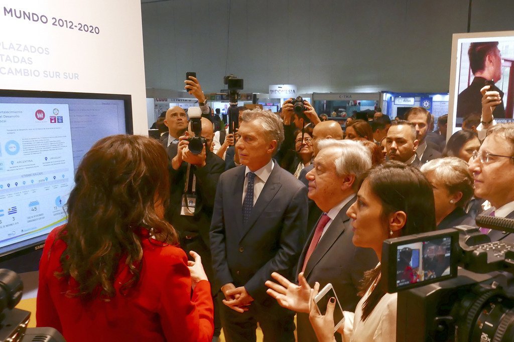 Le Secrétaire général de l'ONU António Guterres et le président de l'Argentine, Mauricio Macri, sur le pavillon de l'Argentine dans le cadre de la Conférence de haut niveau sur la coopération Sud-Sud.
