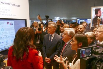 El Secretario General y el presidente de Argentina, Mauricio Macri, visitan el pabellón de Argentina en una exposición en la conferencia de cooperación Sur-Sur
