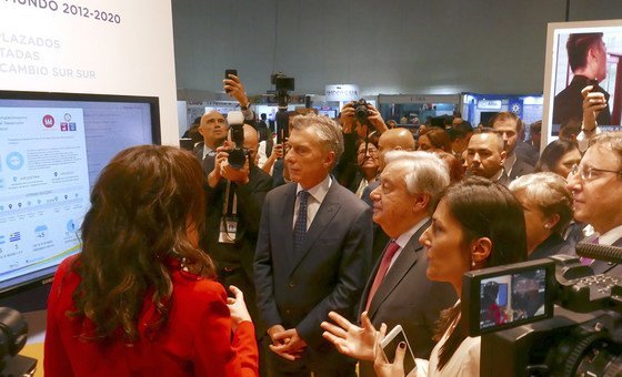 O secretário-geral da ONU e o presidente da Argentina, Mauricio Macri, visitam o pavilhão da Argentina na Conferência de Alto Nível da ONU sobre Cooperação Sul-Sul.