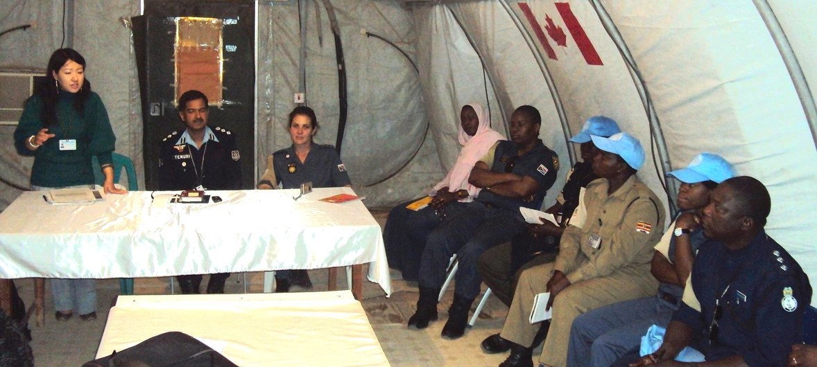 2010年１月，黄向荣在苏丹西达尔富尔的非盟营地为联合国警察提供性别相关问题培训。