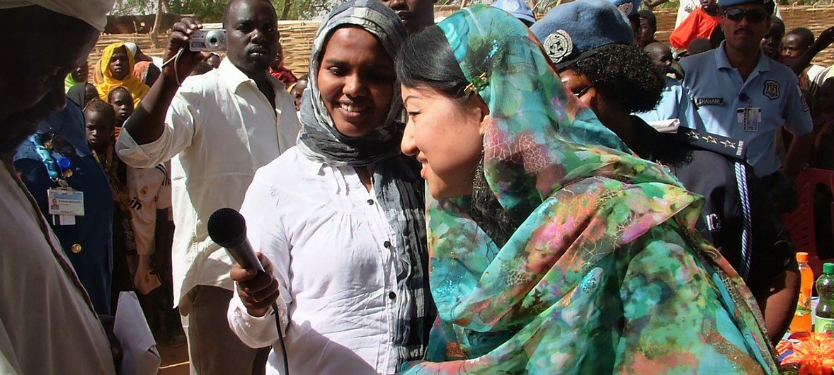 2011年３月8日“国际妇女节”期间，黄向荣在苏丹西达尔富尔的难民营与难民交流。