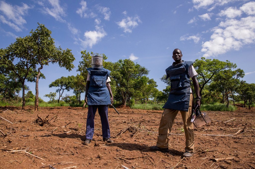 联合国排雷行动处的一个作业小组在检查南苏丹中赤道州的一个排雷场。