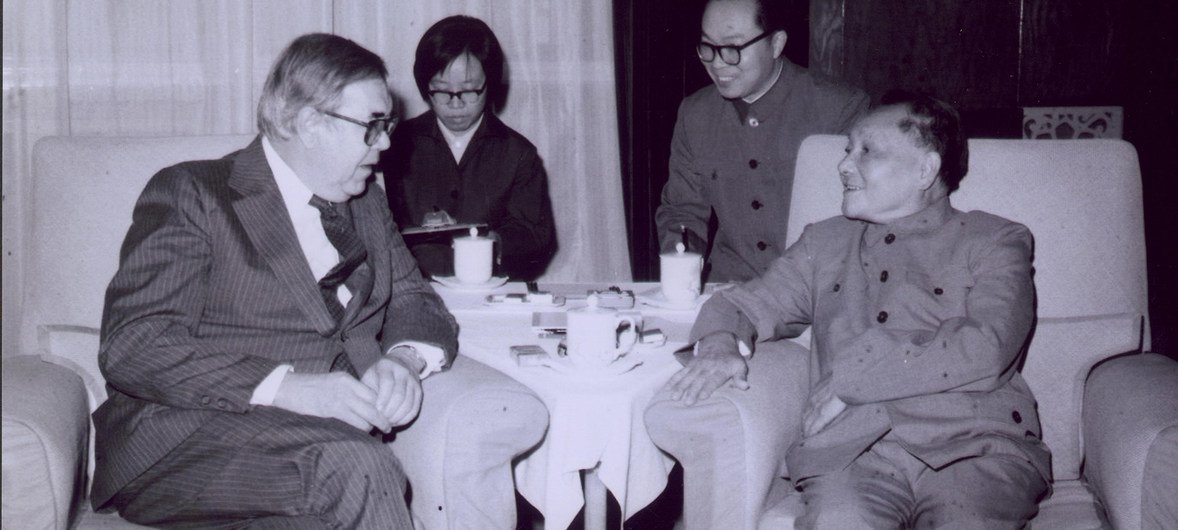 1979年9月4日，时任副总理邓小平会见时任联合国开发计划署署长雷德福·莫尔斯一行。
