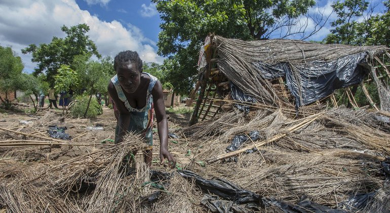 Anne Joseph, de 24 años, ha perdido su casa en las inundaciones de Malawi por el ciclón Idai. Logró salvar a su hijo de una semana de vida. 