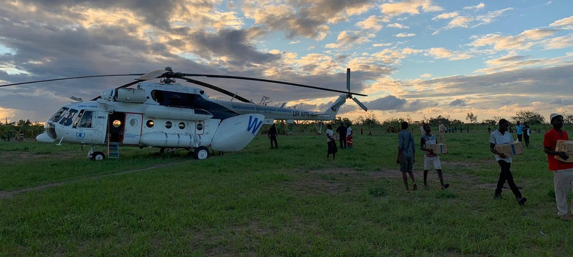 Un hélicoptère du PAM transportant des biscuits à haute valeur énergétique à Guaraguara, au Mozambique.