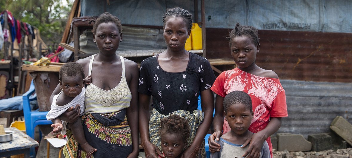 Família moçambicana em frente a um abrigo provisório, na cidade da Beira, em Moçambique. 