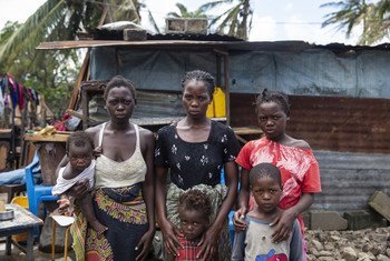 Mozambique, 21 mars 2019 : une famille devant l'abri temporaire qu'elle a construit à Beira. Leur maison a été détruite par le cyclone Idai.