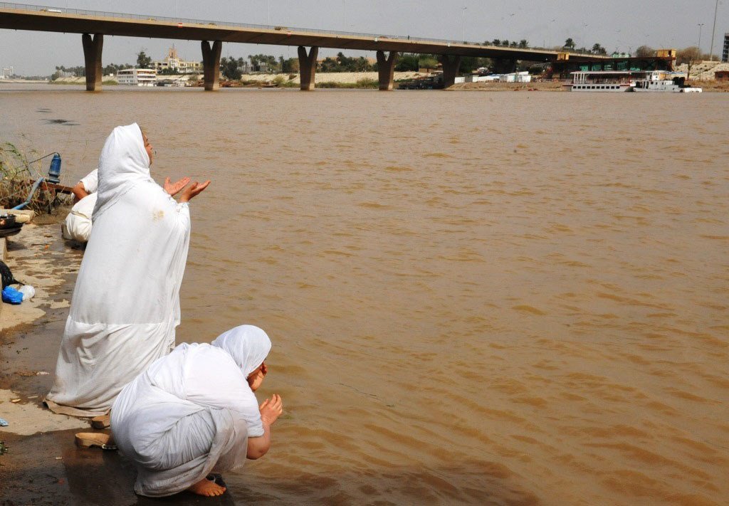 Ceremonia de bautismo en el río Tigris, en el marco de la iniciativa de diálogo interreligioso de la Misión de Asistencia de las Naciones Unidas para el Iraq.
