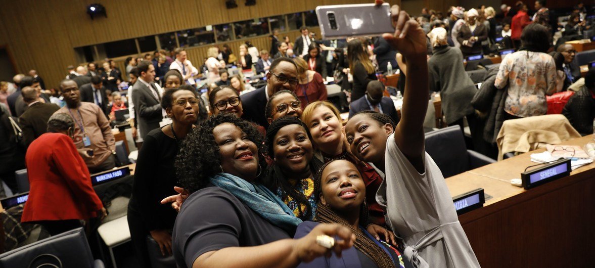 Os participantes da Comissão da ONU sobre o Estatuto da Mulher no fim da 63ª sessão na sede da ONU em Nova Iorque, 
