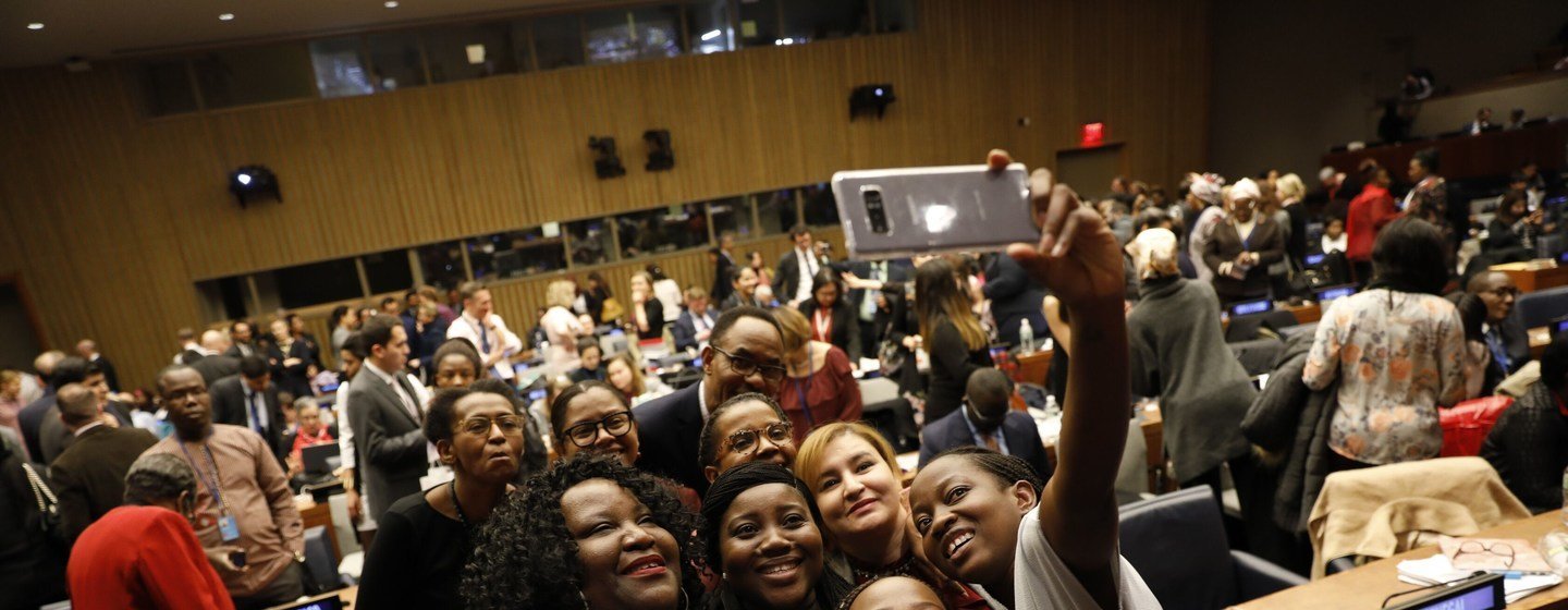 Des participantes célèbrent la clôture de la 63e session de la Commission de la condition de la femme des Nations Unies au siège des Nations unies à New York.