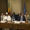 La delegación del Consejo de Seguridad de la ONU y el Jefe de la misión de la ONU en Mali durante una conferencia de prensa en la capital, Bamako, el 23 de marzo.