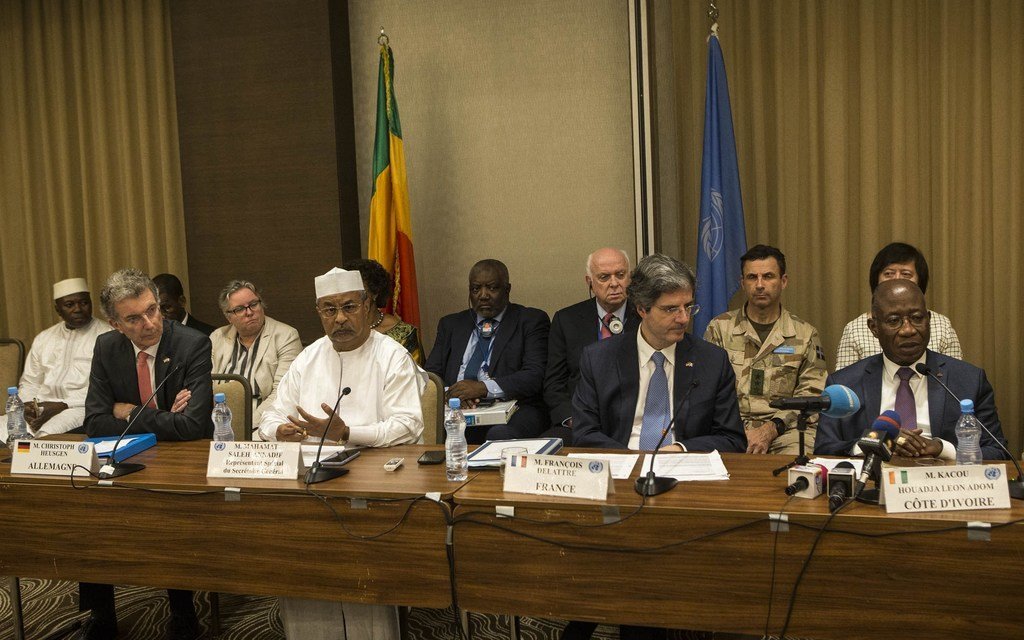 3月23日，联合国安理会代表团和马里稳定团团长在首都巴马科举行记者会。