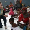 在莫桑比克遭受“伊代”影响最严重的地区之一贝拉，联合国儿基会执行主任亨利埃塔·福尔访问了一所改为临时避难所的中学，并与那里的境内流离失所者交谈。