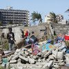 3月24日的莫桑比克，热带气旋“伊代”在该国港口城市贝拉登陆后，一名男孩站在一处被毁坏的房屋附近。
