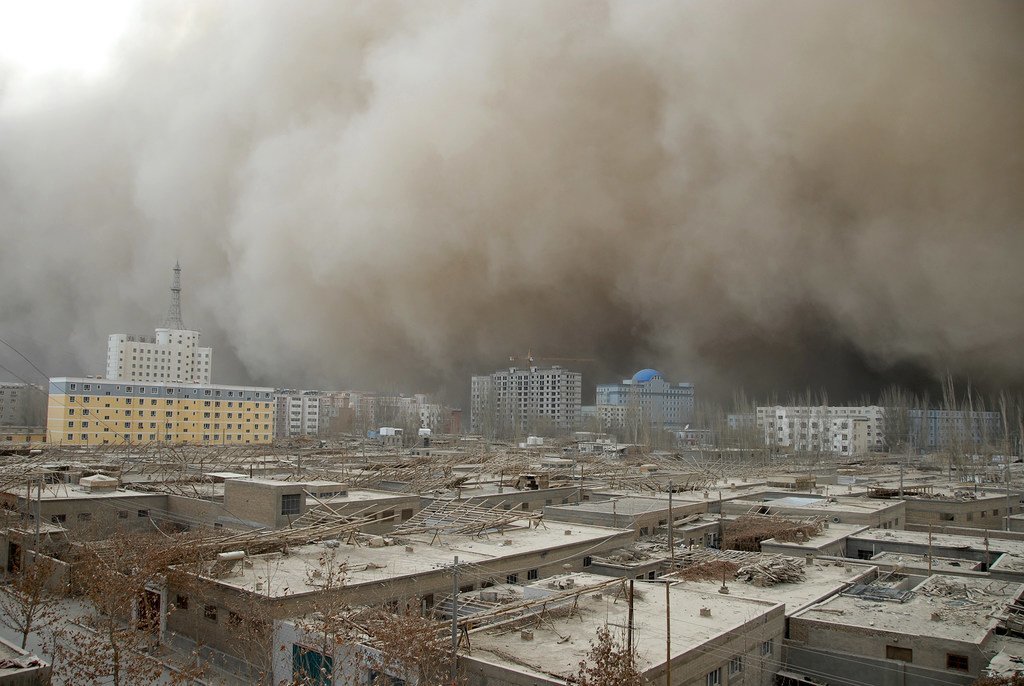 Les tempêtes de sable, comme celle-ci dans le comté de Hetian, Xinjiang, en Chine, sont des menaces transfrontalières qui appellent des solutions transfrontalières..