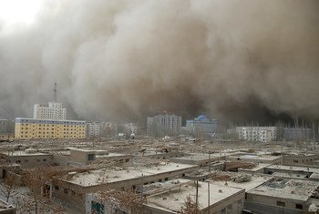 Les tempêtes de sable, comme celle-ci dans le comté de Hetian, Xinjiang, en Chine, sont des menaces transfrontalières qui appellent des solutions transfrontalières.. Les tempêtes de sable, comme celle-ci dans le comté de Hetian, Xinjiang, en Chine, sont des menaces transfrontalières qui appellent des solutions transfrontalières..