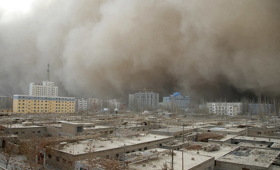 Les tempêtes de sable, comme celle-ci dans le comté de Hetian, Xinjiang, en Chine, sont des menaces transfrontalières qui appellent des solutions transfrontalières..