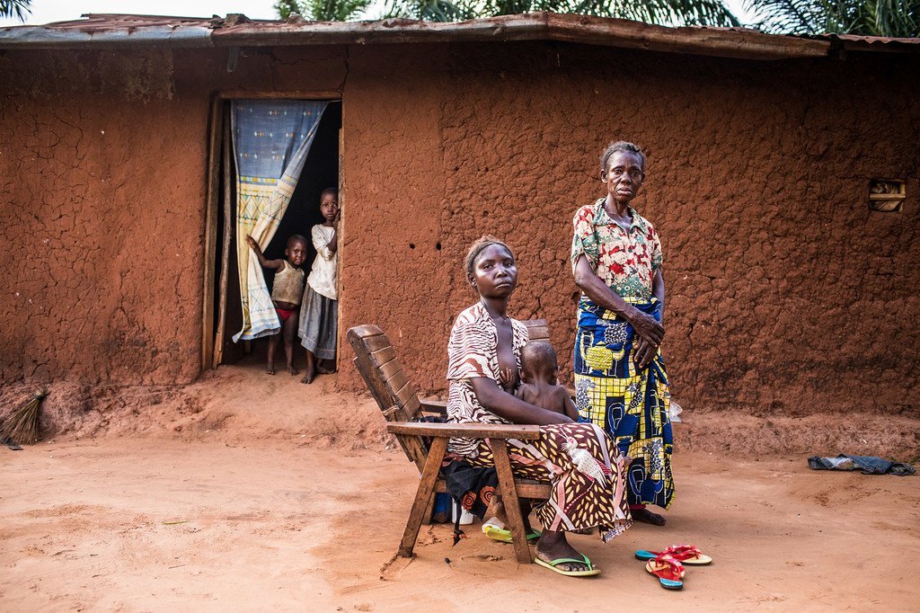 A Mbuji-Mayi, dans la province du Kasaï-Oriental, en République démocratique du Congo, trois générations de Congolais touchés par l'instabilité : Ndaya Monique, 60 ans, avec sa fille Mujinga Chantal, 32 ans, et son petit-fils, Karumbu Léonard, 10 mois