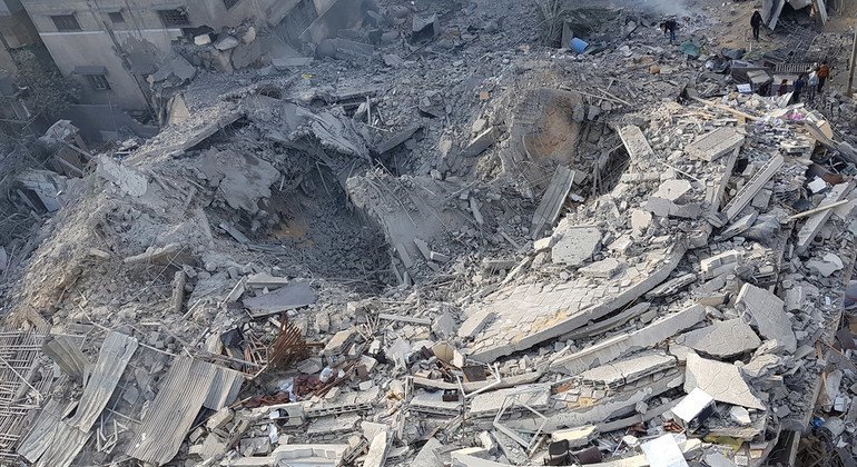 ARCHIVO: Ruinas de un edificio residencial de varios pisos en Gaza en noviembre de 2018.