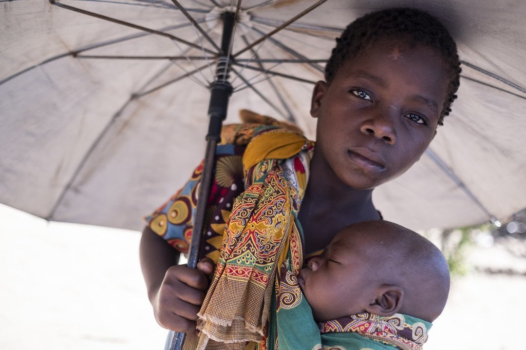 Aruminda avec son frère Antonio dans un camp de personnes déplacées par le cyclone Idai au Mozambique.