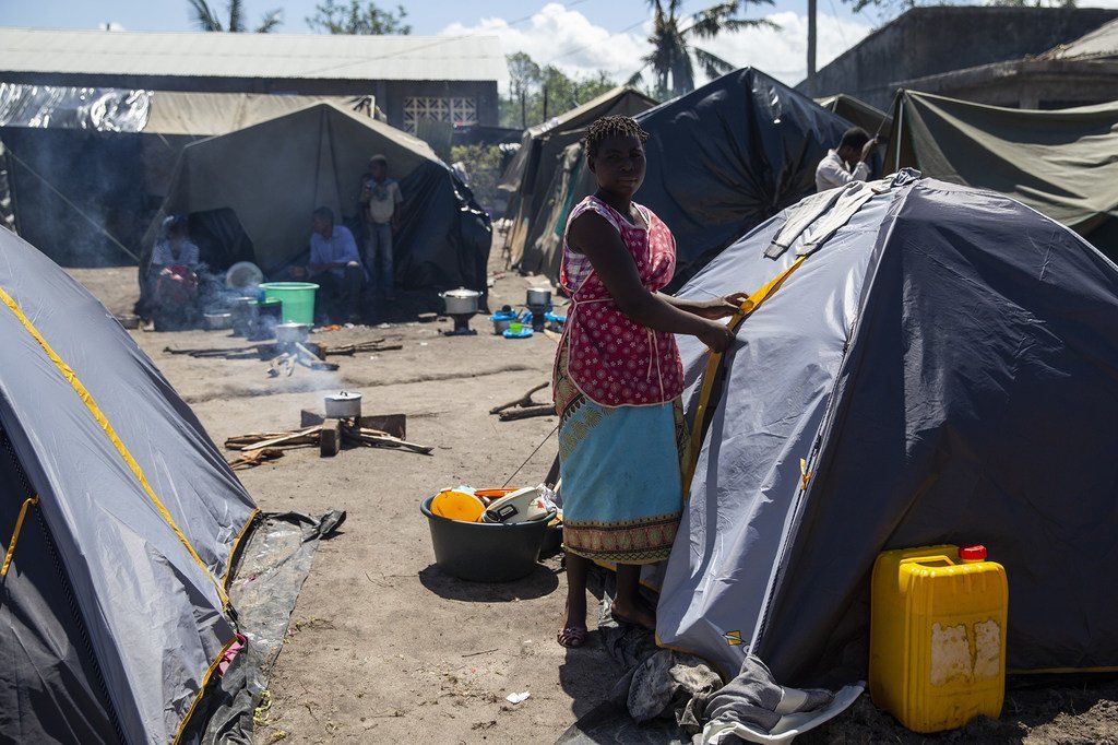 Esther à côté de la tente dans laquelle elle vit dans un camp pour personnes déplacées à Dondo, au Mozambique. Le cyclone Idai a déplacé des milliers de personnes.
