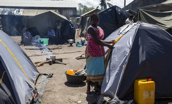 Esther junto da tenda para deslocados em Dondo, Moçambique
