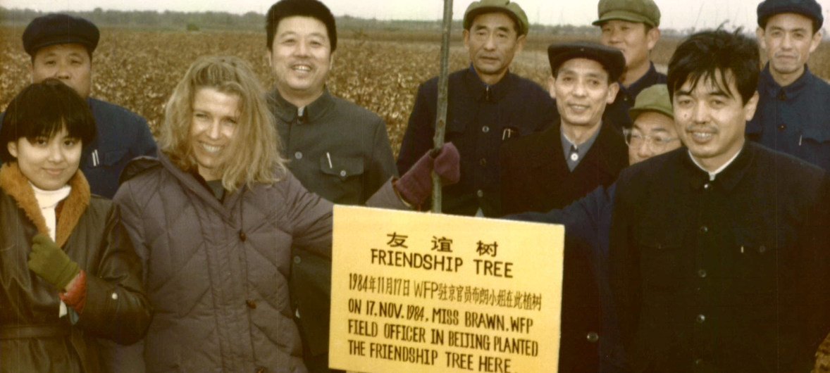 1984年11月14日，河北衢州市世界粮食计划署官员布朗在河边衢州种下友谊树。
