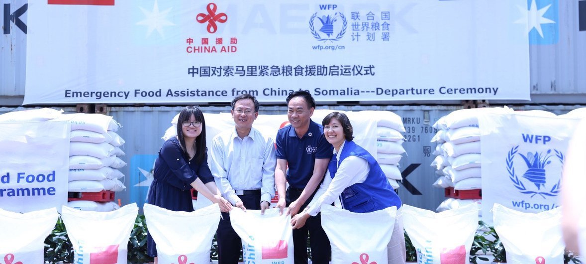 30. 2017年6月，世界粮食计划署驻华代表屈四喜参加在上海举行的中国对索马里紧急粮援启动仪式。