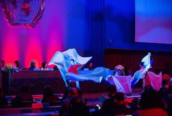 Un grupo de artistas participan en la inauguración de la sexta edición del Foro de Asia y el Pacífico sobre Desarrollo Sostenible.