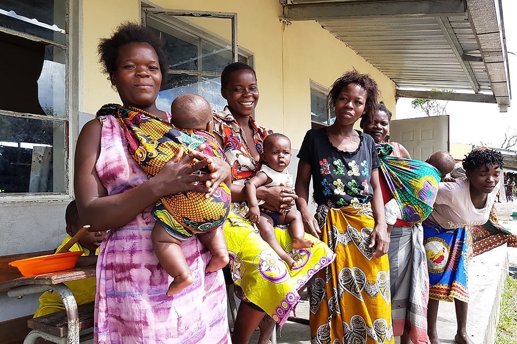 Des femmes et leurs bébés déplacés par le cyclone Idai dans la ville de Beira, au Mozambique