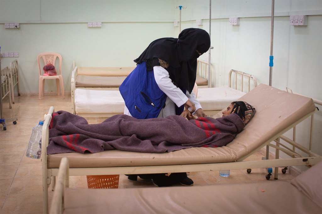 Mgonjwa wa kipindupindu akipata matibabu katika hospitali ya Al-Sadaqah, Aden, Yemen (Agosti 2018)