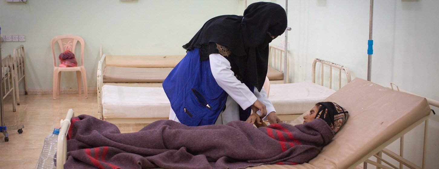 Un agent de santé soigne un patient atteint du choléra, alité dans un hôpital de l'hôpital Al-Sadaqah à Aden, au Yémen.
