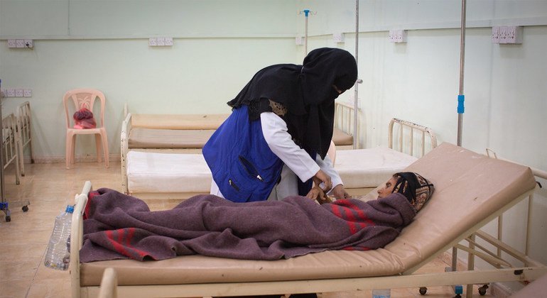 Paciente de cólera recebe tratamento no Hospita iemenita Al-Sadaqah, Aden. 
