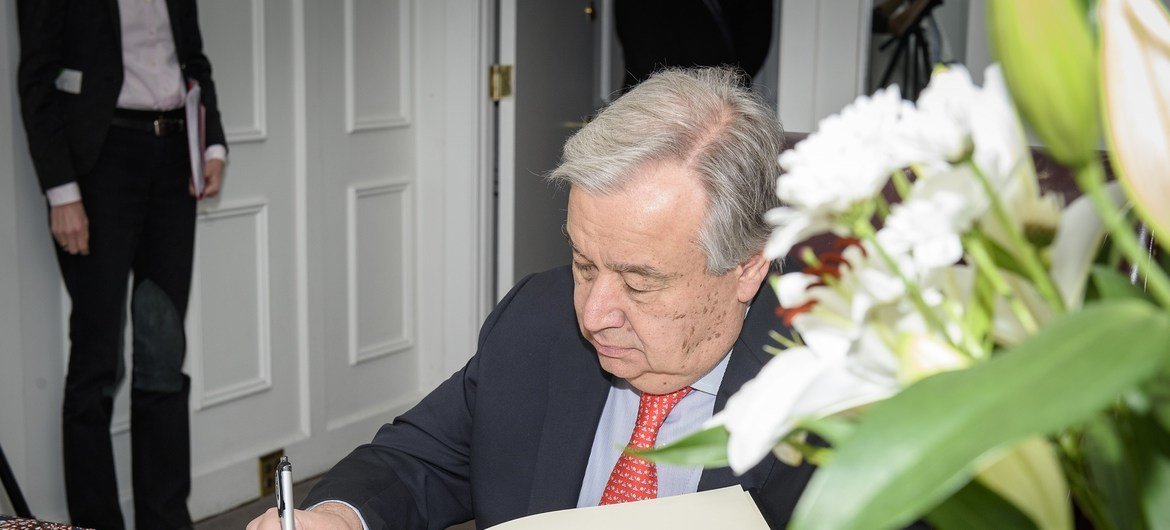 Secretário-Geral, António Guterres, assina livro de condolências na Missão de Moçambique junto à ONU.  